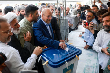 قالیباف در حرم عبدالعظیم  رای خود را به صندوق انداخت+فیلم