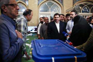 حضور محمد مخبر سرپرست ریاست جمهوری در مسجد لرزاده
