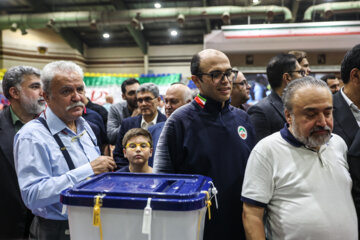 حضور امیر صدیقی و بیژن خراسانی در انتخابات چهاردهمین دوره ریاست جمهوری- ورزشگاه شیرودی