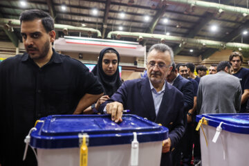 حضور محمدرضا داورزنی در انتخابات چهاردهمین دوره ریاست جمهوری- ورزشگاه شیرودی