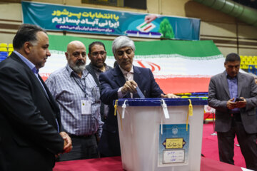 حضور کیومرث هاشمی در انتخابات چهاردهمین دوره ریاست جمهوری- ورزشگاه شیرودی