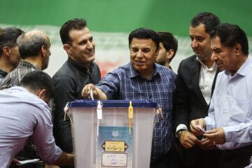 حضور پرویز مظلومی در انتخابات چهاردهمین دوره ریاست جمهوری- ورزشگاه شیرودی