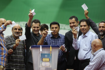 حضور پرویز مظلومی و آرش میراسماعیلی در انتخابات چهاردهمین دوره ریاست جمهوری- ورزشگاه شیرودی