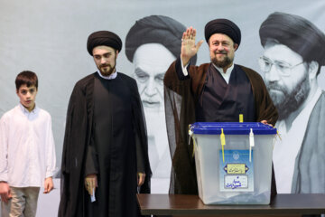حضور«سید حسن خمینی» (راست) و و «سید احمدخمینی» (چپ) در انتخابات چهاردهمین دوره ریاست‌ جمهوری در حسینیه جماران