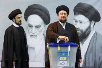 حضور«سید حسن خمینی» (راست) و و «سید احمدخمینی» (چپ) در انتخابات چهاردهمین دوره ریاست‌ جمهوری در حسینیه جماران