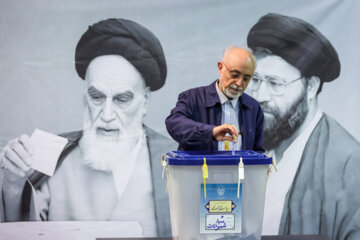 حضور «علی اکبرصالحی» در انتخابات چهاردهمین دوره ریاست ‌جمهوری در حسینیه جماران