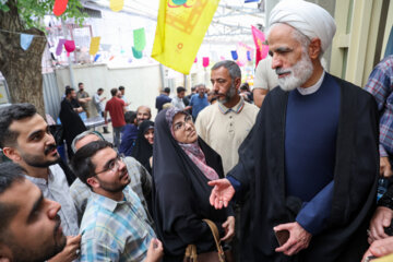 حضور مجید انصاری در انتخابات چهاردهمین دوره ریاست ‌جمهوری در حسینیه جماران