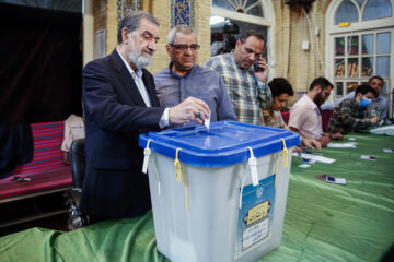 رای دادن محسن رضایی عضو مجمع تشخیص مصلحت نظام در مسجد لرزاده