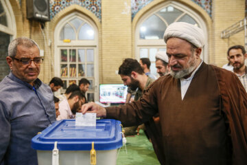 رای دادن حجت الاسلام حمیدرسایی نماینده مردم تهران در مجلس شورای اسلامی در   انتخابات چهاردهمین دوره ریاست جمهوری در مسجد لرزاده