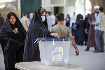 استاندار: تاکنون ۲۵ درصد مردم قم در انتخابات مشارکت کرده‌اند