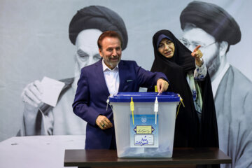 حضور« محمود واعظی»(چپ) و «پروین داداندیش» (راست) در انتخابات چهاردهمین دوره ریاست ‌جمهوری در حسینیه جماران
