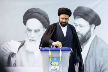 حضور«سید علی خمینی» در انتخابات چهاردهمین دوره ریاست‌ جمهوری در حسینیه جماران