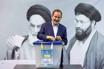 حضور «اسحاق جهانگیری» در انتخابات چهاردهمین دوره ریاست ‌جمهوری در حسینیه جماران