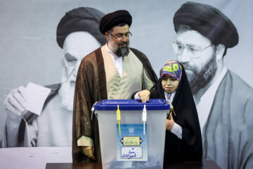 حضور«سید یاسر خمینی» در انتخابات چهاردهمین دوره ریاست‌ جمهوری در حسینیه جماران
