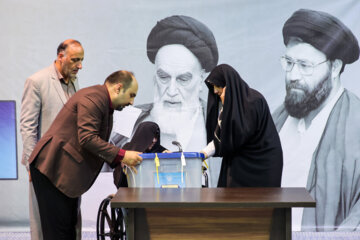 حضور «عفت مرعشی»(چپ) و«فاطمه هاشمی رفسنجانی»(راست) در انتخابات چهاردهمین دوره ریاست‌جمهوری ذر حسینیه جماران