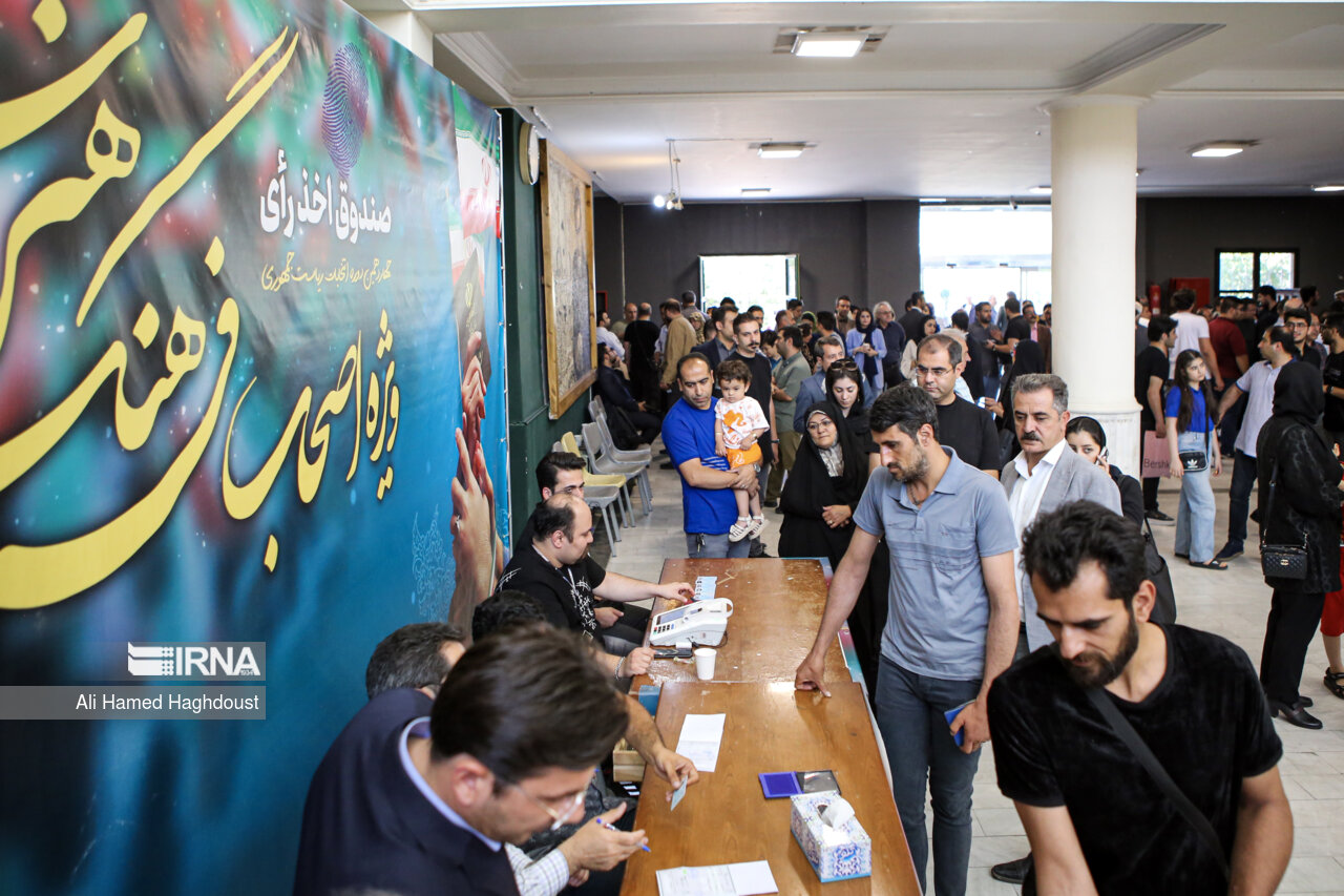 اصحاب فرهنگ و هنر آذربایجان شرقی پای کار انتخابات هستند اصحاب فرهنگ و هنر آذربایجان شرقی پای کار انتخابات هستند