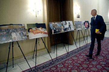 نمایشگاه عکس مرتبط با قربانیان و مصدومین شیمیایی در مراسم گرامیداشت روز ملی مبارزه با سلاح‌های شیمیایی و سالگرد حمله شیمیایی به شهر سردشت