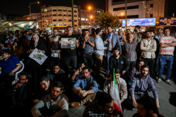 Téhéran (IRNA)-Les deux candidats qualifiés pour le second tour de la 14e élection présidentielle iranienne ont expliqué leur programme le lundi soir (1er juillet 2024) lors de leur premier débat télévisé. Les Iraniens suivaient les opinions des deux candidats aux élections dans les lieux publics ou depuis les sièges de leurs campagnes électorales.  Photo : Hassan Shirvani - Amin Jalali