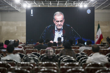 Téhéran (IRNA)-Les deux candidats qualifiés pour le second tour de la 14e élection présidentielle iranienne ont expliqué leur programme le lundi soir (1er juillet 2024) lors de leur premier débat télévisé. Les Iraniens suivaient les opinions des deux candidats aux élections dans les lieux publics ou depuis les sièges de leurs campagnes électorales.  Photo : Hassan Shirvani - Amin Jalali