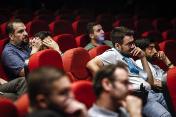 Téhéran (IRNA)-Les deux candidats qualifiés pour le second tour de la 14e élection présidentielle iranienne ont expliqué leur programme le lundi soir (1er juillet 2024) lors de leur premier débat télévisé. Les Iraniens suivaient les opinions des deux candidats aux élections dans les lieux publics ou depuis les sièges de leurs campagnes électorales.  Photo : Hassan Shirvani - Amin Jalali