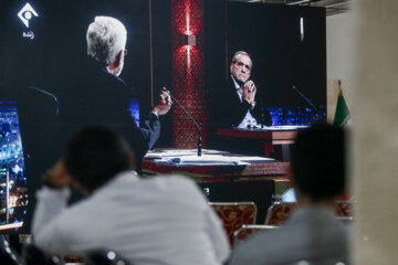 Téhéran (IRNA)-Les deux candidats qualifiés pour le second tour de la 14e élection présidentielle iranienne ont expliqué leur programme le lundi soir (1er juillet 2024) lors de leur premier débat télévisé. Les Iraniens suivaient les opinions des deux candidats aux élections dans les lieux publics ou depuis les sièges de leurs campagnes électorales.  Photo : Hassan Shirvani - Amin Jalali