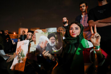 Téhéran (IRNA)-Les deux candidats qualifiés pour le second tour de la 14e élection présidentielle iranienne ont expliqué leur programme le lundi soir (1er juillet 2024) lors de leur premier débat télévisé. Les Iraniens suivaient les opinions des deux candidats aux élections dans les lieux publics ou depuis les sièges de leurs campagnes électorales.  Photo : Hassan Shirvani - Amin Jalali