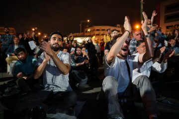 Téhéran (IRNA)-Les deux candidats qualifiés pour le second tour de la 14e élection présidentielle iranienne ont expliqué leur programme le lundi soir (1er juillet 2024) lors de leur premier débat télévisé. Les Iraniens suivaient les opinions des deux candidats aux élections dans les lieux publics ou depuis les sièges de leurs campagnes électorales.  Photo : Hassan Shirvani - Amin Jalali