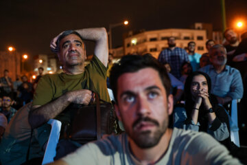 Téhéran (IRNA)-Les deux candidats qualifiés pour le second tour de la 14e élection présidentielle iranienne ont expliqué leur programme le lundi soir (1er juillet 2024) lors de leur premier débat télévisé. Les Iraniens suivaient les opinions des deux candidats aux élections dans les lieux publics ou depuis les sièges de leurs campagnes électorales.  Photo : Hassan Shirvani - Amin Jalali