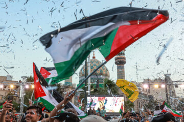 Families of Gaza martyrs welcomed in Tehran