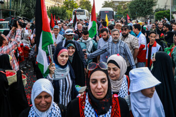 Téhéran (IRNA)-Une cérémonie d'accueil pour les familles des martyrs et des survivants du peuple opprimé de Gaza a eu lieu mardi soir (2 juillet 2024) sur la place de la Palestine, à Téhéran. (Photo :  Akbar Tavakkoli)
