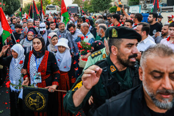 Téhéran (IRNA)-Une cérémonie d'accueil pour les familles des martyrs et des survivants du peuple opprimé de Gaza a eu lieu mardi soir (2 juillet 2024) sur la place de la Palestine, à Téhéran. (Photo :  Akbar Tavakkoli)
