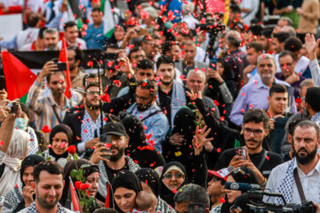 Téhéran (IRNA)-Une cérémonie d'accueil pour les familles des martyrs et des survivants du peuple opprimé de Gaza a eu lieu mardi soir (2 juillet 2024) sur la place de la Palestine, à Téhéran. (Photo :  Akbar Tavakkoli)
