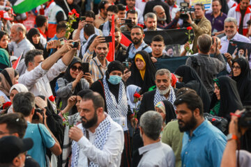 Téhéran (IRNA)-Une cérémonie d'accueil pour les familles des martyrs et des survivants du peuple opprimé de Gaza a eu lieu mardi soir (2 juillet 2024) sur la place de la Palestine, à Téhéran. (Photo :  Akbar Tavakkoli)
