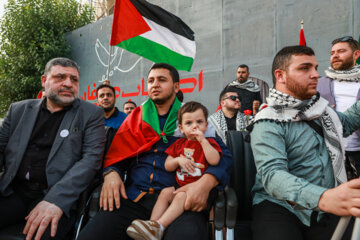 Families of Gaza martyrs welcomed in Tehran