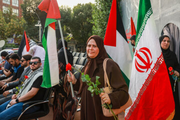 Téhéran (IRNA)-Une cérémonie d'accueil pour les familles des martyrs et des survivants du peuple opprimé de Gaza a eu lieu mardi soir (2 juillet 2024) sur la place de la Palestine, à Téhéran. (Photo :  Akbar Tavakkoli)
