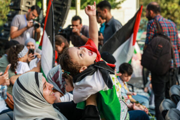 Families of Gaza martyrs welcomed in Tehran