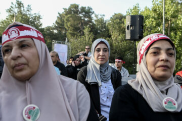 Téhéran (IRNA)-Le plus grand drapeau de Palestine a été hissé dans la zone touristique d'Abbas Abad de Téhéran le mercredi soir (3 juillet 2023) en présence d'un groupe de familles de martyrs de Gaza. (Photo : Asghar Khamseh)