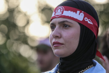 Téhéran (IRNA)-Le plus grand drapeau de Palestine a été hissé dans la zone touristique d'Abbas Abad de Téhéran le mercredi soir (3 juillet 2023) en présence d'un groupe de familles de martyrs de Gaza. (Photo : Asghar Khamseh)