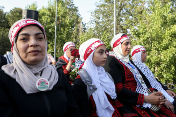 Téhéran (IRNA)-Le plus grand drapeau de Palestine a été hissé dans la zone touristique d'Abbas Abad de Téhéran le mercredi soir (3 juillet 2023) en présence d'un groupe de familles de martyrs de Gaza. (Photo : Asghar Khamseh)