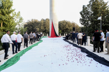 Téhéran (IRNA)-Le plus grand drapeau de Palestine a été hissé dans la zone touristique d'Abbas Abad de Téhéran le mercredi soir (3 juillet 2023) en présence d'un groupe de familles de martyrs de Gaza. (Photo : Asghar Khamseh)