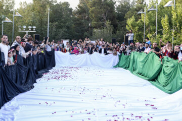 Téhéran (IRNA)-Le plus grand drapeau de Palestine a été hissé dans la zone touristique d'Abbas Abad de Téhéran le mercredi soir (3 juillet 2023) en présence d'un groupe de familles de martyrs de Gaza. (Photo : Asghar Khamseh)