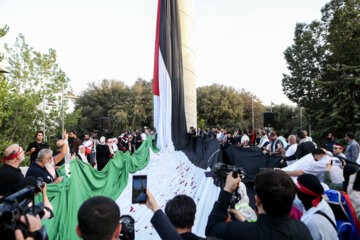 Téhéran (IRNA)-Le plus grand drapeau de Palestine a été hissé dans la zone touristique d'Abbas Abad de Téhéran le mercredi soir (3 juillet 2023) en présence d'un groupe de familles de martyrs de Gaza. (Photo : Asghar Khamseh)