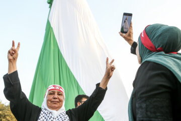 اهتزاز بزرگ‌ترین پرچم فلسطین در منطقه فرهنگی و گردشگری عباس آباد
