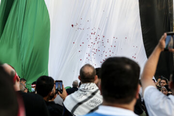 Téhéran (IRNA)-Le plus grand drapeau de Palestine a été hissé dans la zone touristique d'Abbas Abad de Téhéran le mercredi soir (3 juillet 2023) en présence d'un groupe de familles de martyrs de Gaza. (Photo : Asghar Khamseh)