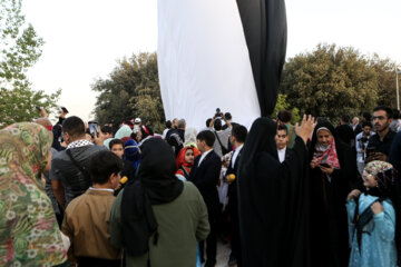 Téhéran (IRNA)-Le plus grand drapeau de Palestine a été hissé dans la zone touristique d'Abbas Abad de Téhéran le mercredi soir (3 juillet 2023) en présence d'un groupe de familles de martyrs de Gaza. (Photo : Asghar Khamseh)