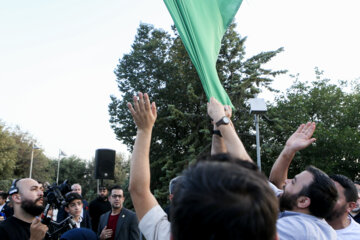 Téhéran (IRNA)-Le plus grand drapeau de Palestine a été hissé dans la zone touristique d'Abbas Abad de Téhéran le mercredi soir (3 juillet 2023) en présence d'un groupe de familles de martyrs de Gaza. (Photo : Asghar Khamseh)