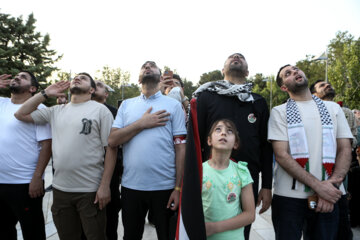 Téhéran (IRNA)-Le plus grand drapeau de Palestine a été hissé dans la zone touristique d'Abbas Abad de Téhéran le mercredi soir (3 juillet 2023) en présence d'un groupe de familles de martyrs de Gaza. (Photo : Asghar Khamseh)