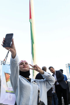 Téhéran (IRNA)-Le plus grand drapeau de Palestine a été hissé dans la zone touristique d'Abbas Abad de Téhéran le mercredi soir (3 juillet 2023) en présence d'un groupe de familles de martyrs de Gaza. (Photo : Asghar Khamseh)