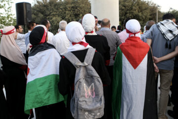 Téhéran (IRNA)-Le plus grand drapeau de Palestine a été hissé dans la zone touristique d'Abbas Abad de Téhéran le mercredi soir (3 juillet 2023) en présence d'un groupe de familles de martyrs de Gaza. (Photo : Asghar Khamseh)