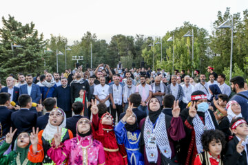 Téhéran (IRNA)-Le plus grand drapeau de Palestine a été hissé dans la zone touristique d'Abbas Abad de Téhéran le mercredi soir (3 juillet 2023) en présence d'un groupe de familles de martyrs de Gaza. (Photo : Asghar Khamseh)